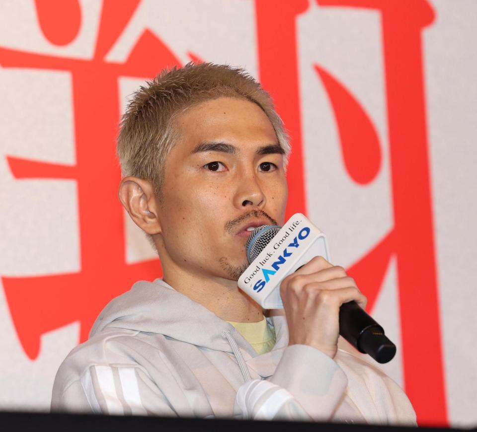 　会見する井岡一翔（撮影・佐々木彰尚）