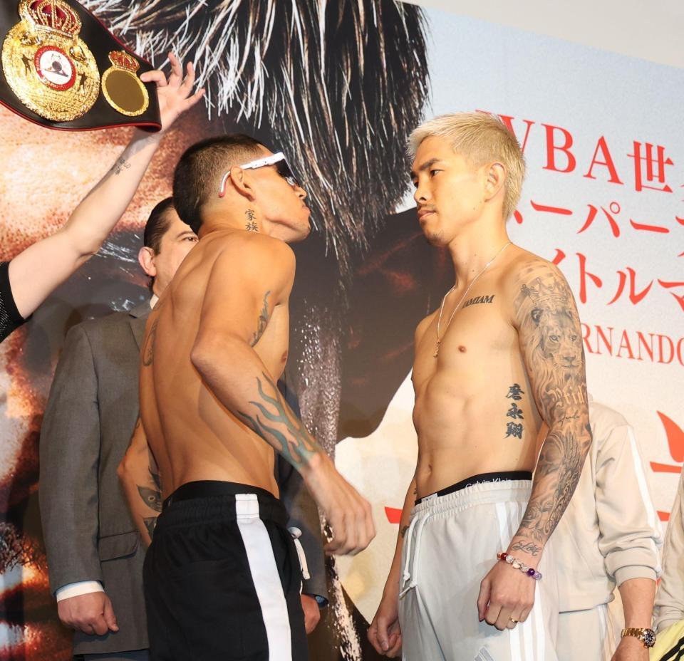 　サングラスをかけたＷＢＡ世界スーパーフライ級王者フェルナンド・マルティネス（左）とフェースオフをする挑戦者・井岡一翔（撮影・佐々木彰尚）