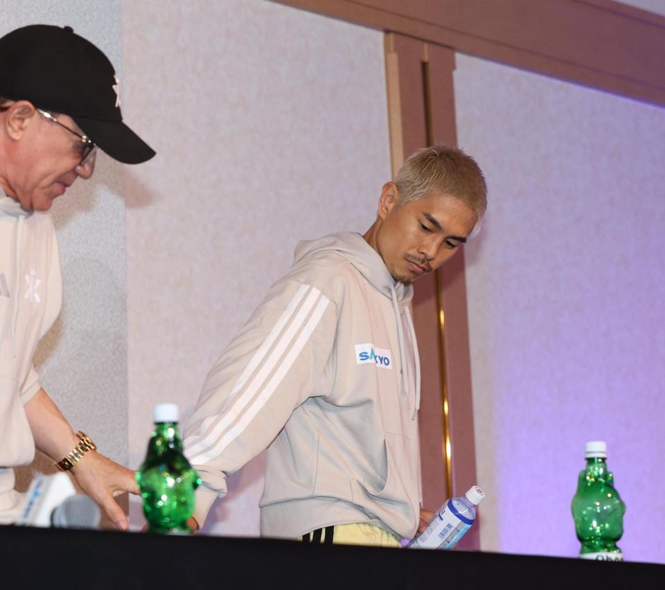 　会見を終えて引き揚げる井岡（撮影・佐々木彰尚）