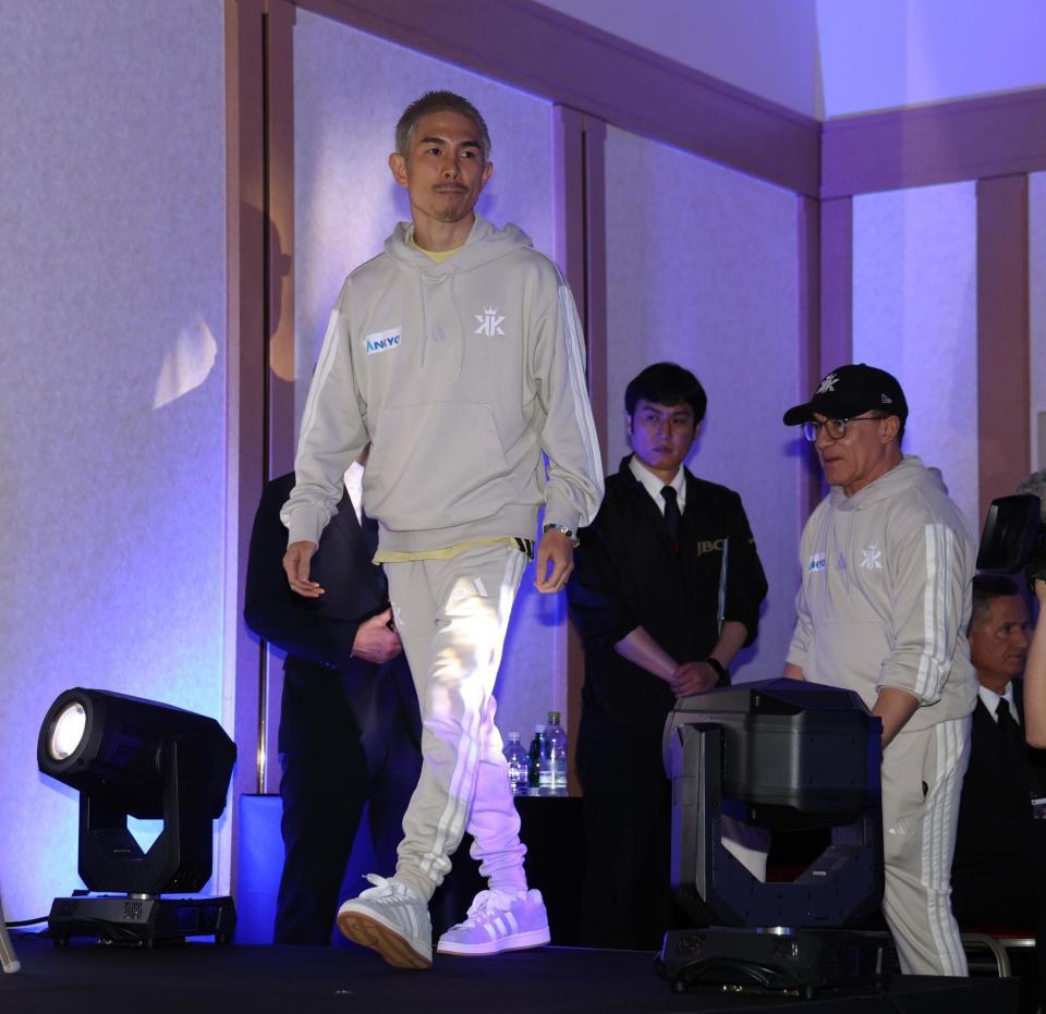 　登壇する井岡一翔（撮影・佐々木彰尚）