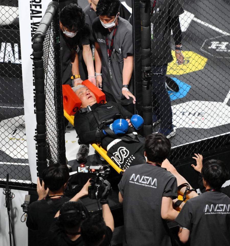 　担架で運ばれる、こつかしょうご白髮鬼（撮影・堀内翔）