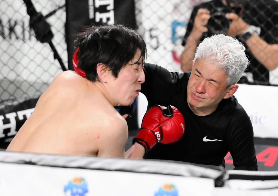 　西川将史（左）にパンチを出す、こつかしょうご白髮鬼（撮影・堀内翔）