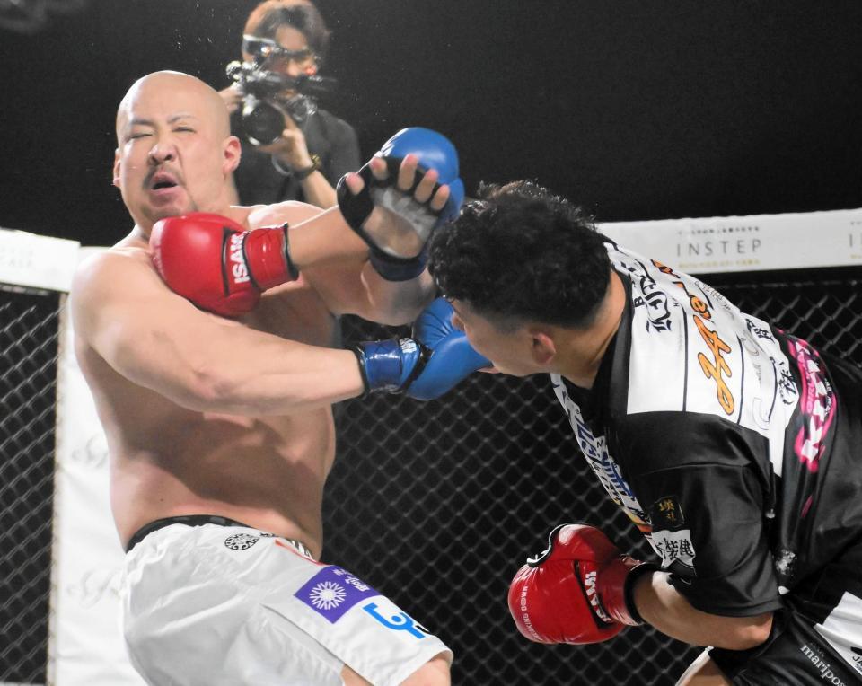 　金田一孝介からのパンチを受けるＭＡＸ吉田（左）＝撮影・堀内翔