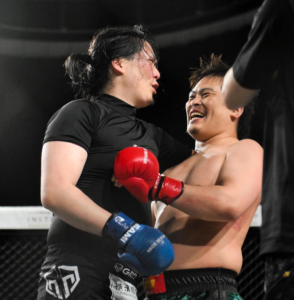 　健闘をたたえ合う、おせーよ山田（左）、てる（撮影・堀内翔）