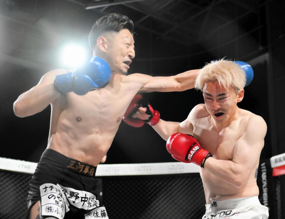 　ＫＩＮＧカズ（左）が小林大希にパンチを出す（撮影・堀内翔）