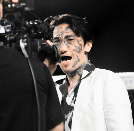 　リング上に登場した大阪喧嘩自慢の瓜田純士監督（撮影・堀内翔）