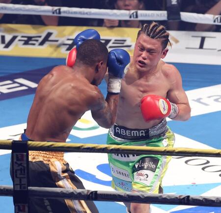 　３回、ハイメ・アルボレダを攻める堤駿斗（撮影・金田祐二）