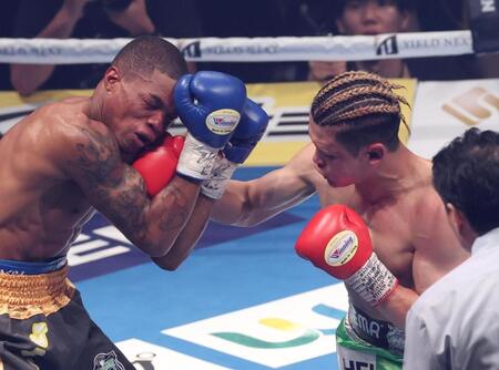 　３回、ハイメ・アルボレダに右フックをヒットさせる堤駿斗（撮影・金田祐二）