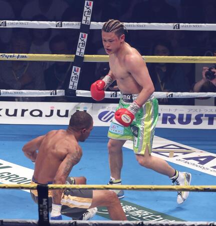 　３回、ハイメ・アルボレダからダウンを奪う堤駿斗（撮影・金田祐二）