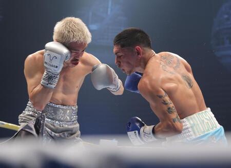 　３回、フェルナンド・マルティネス（右）に左フックを浴びせる井岡一翔（撮影・吉澤敬太）