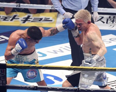 　１０回、フェルナンド・マルティネスに左フックを受ける井岡一翔（撮影・金田祐二）