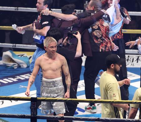 　判定で敗れ悔しがる井岡一翔（撮影・金田祐二）