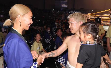 　試合後、子ども抱き、恵美夫人と握手する井岡一翔（撮影・吉澤敬太）