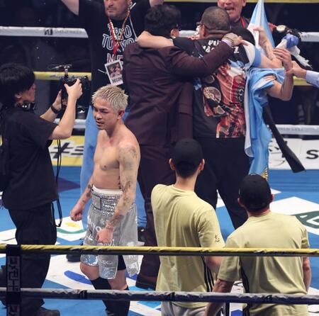 　判定で敗れ悔しがる井岡一翔（撮影・金田祐二）