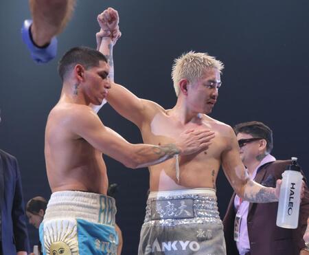 　試合後、勝者のフェルナンド・マルティネス（左）から健闘をたたえられる井岡一翔（撮影・吉澤敬太）