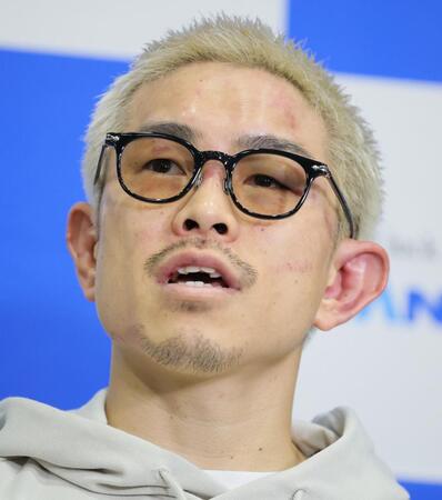 　試合後、会見する井岡一翔（撮影・吉澤敬太）