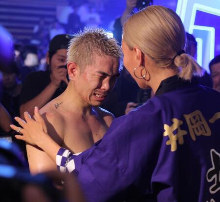 　試合後、顔をゆがめ恵美夫人（右）と抱き合う井岡一翔（撮影・吉澤敬太）