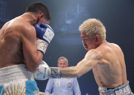 　９回、フェルナンド・マルティネス（左）に左ボディーを打ち込む井岡一翔（撮影・吉澤敬太）