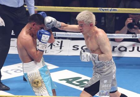 　３回、フェルナンド・マルティネスを攻める井岡一翔（撮影・金田祐二）