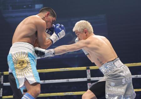 　１回、フェルナンド・マルティネス（左）を攻める井岡一翔（撮影・吉澤敬太）