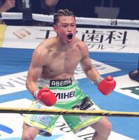 　３回、ＴＫＯ勝利で雄たけびをあげる堤駿斗（撮影・金田祐二）