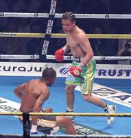 　３回、ハイメ・アルボレダからダウンを奪う堤駿斗（撮影・金田祐二）