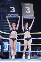 　ラウンドガールを務めるＲｉｋａ（左）と倭早希（撮影・吉澤敬太）