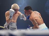 　３回、フェルナンド・マルティネス（右）に左フックを浴びせる井岡一翔（撮影・吉澤敬太）