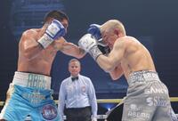 　６回、フェルナンド・マルティネス（左）のパンチをもらう井岡一翔（撮影・吉澤敬太）