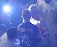 　関係者に感謝をする井岡一翔（撮影・金田祐二）