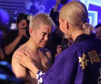 　試合後、顔を歪め夫人と抱き合う井岡一翔（撮影・吉澤敬太）