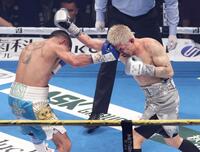 　１２回、激しく殴り合うフェルナンド・マルティネスと井岡一翔（撮影・金田祐二）