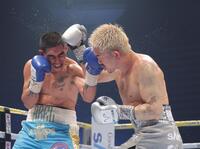 　１１回、フェルナンド・マルティネス（左）の左アッパーを浴びる井岡一翔（撮影・吉澤敬太）