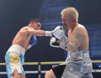 　８回、フェルナンド・マルティネス（左）の右ストレートを浴びる井岡一翔（撮影・吉澤敬太）