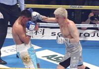 　３回、フェルナンド・マルティネスを攻める井岡一翔（撮影・金田祐二）