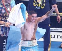 　防衛に成功し喜ぶフェルナンド・マルティネス（撮影・金田祐二）