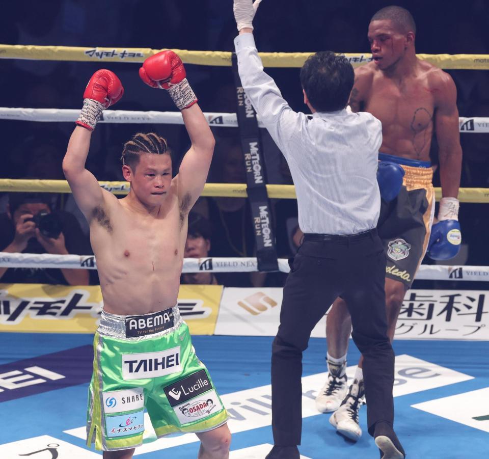 　３回、ＴＫＯ勝利の堤駿斗（撮影・金田祐二）