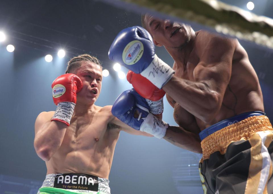 　２回、ハイメ・アルボレダ（右）を攻める堤駿斗（撮影・吉澤敬太）