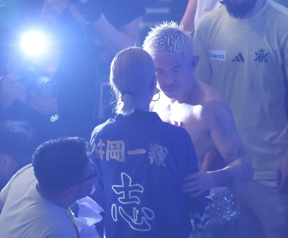 　関係者に感謝をする井岡一翔（撮影・金田祐二）