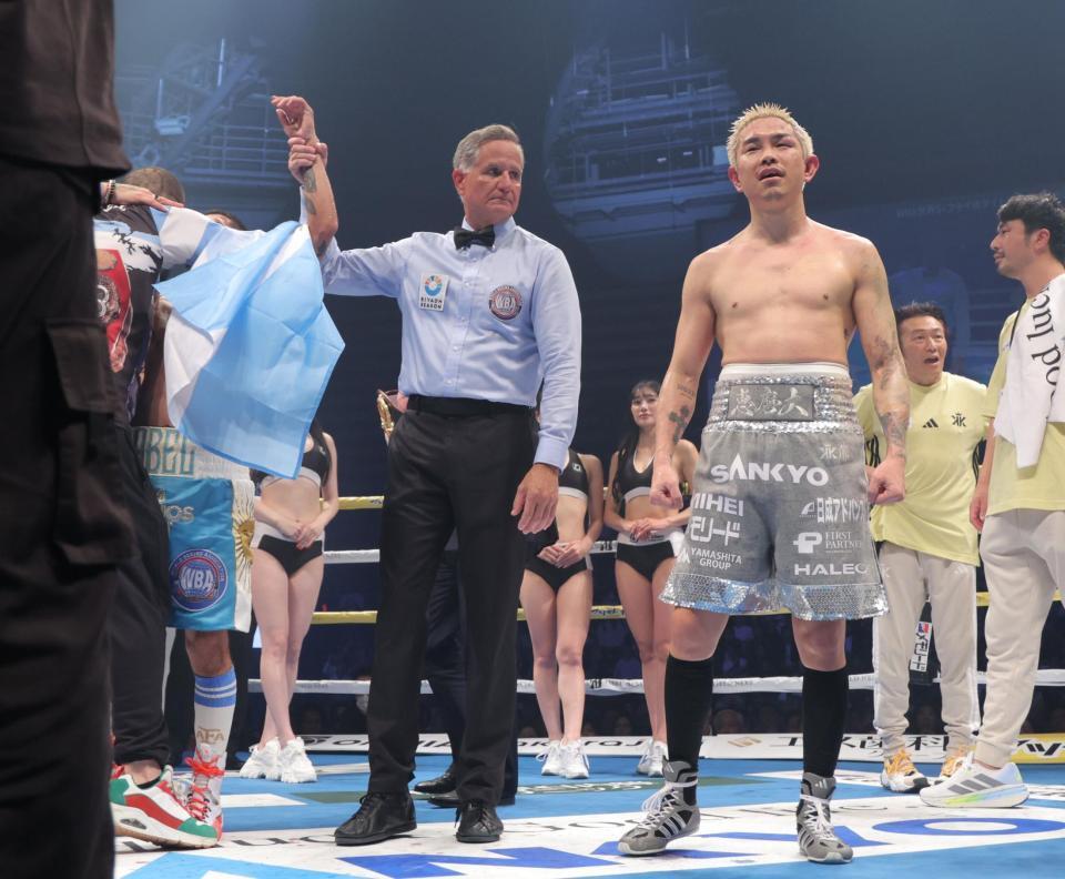 　判定負けを喫し、呆然とする井岡一翔（右）＝撮影・吉澤敬太