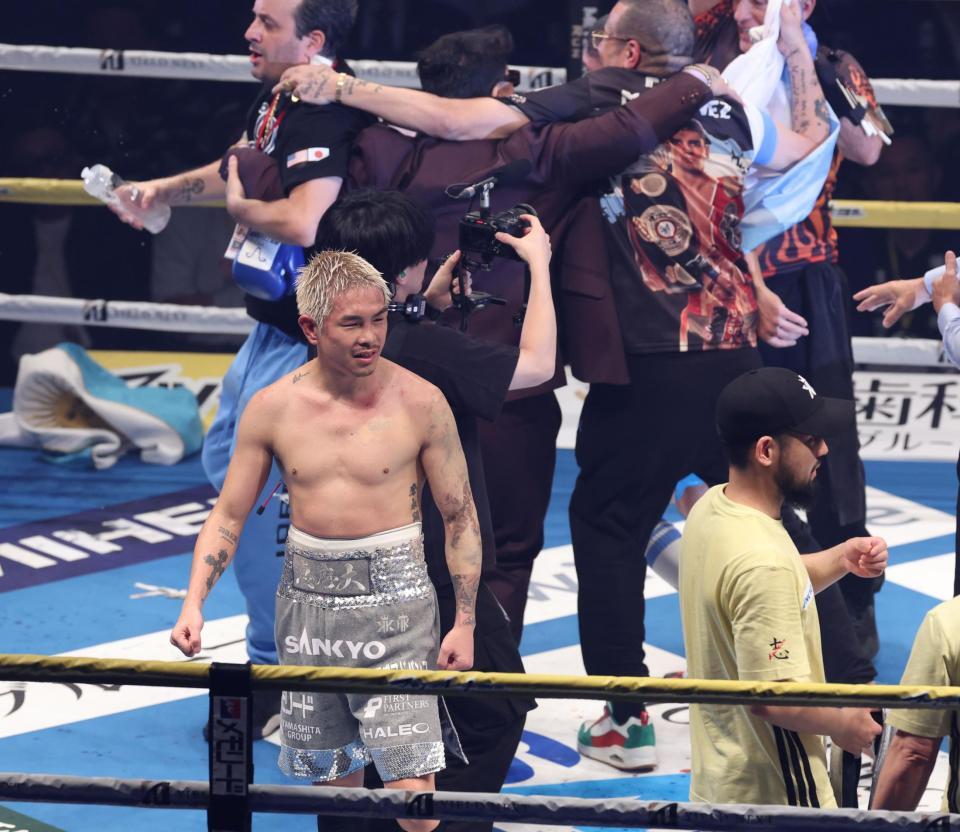 　判定で敗れ悔しがる井岡一翔（撮影・金田祐二）