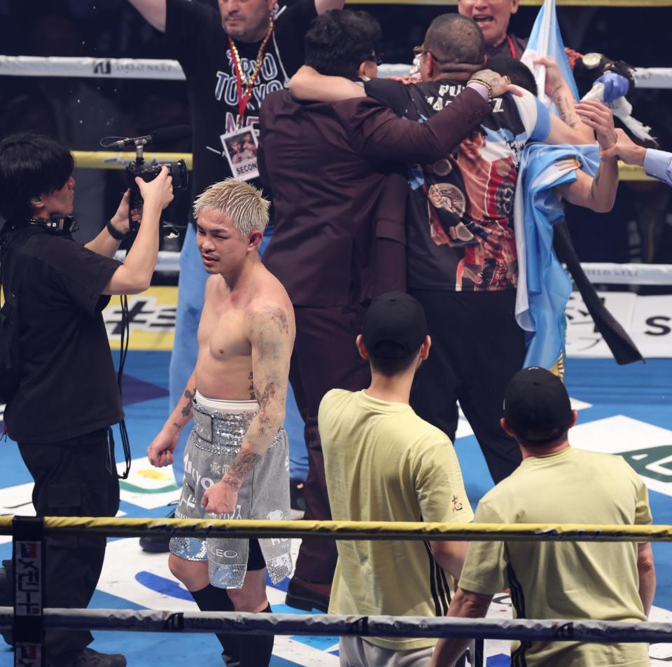 　判定で敗れ悔しがる井岡一翔（撮影・金田祐二）