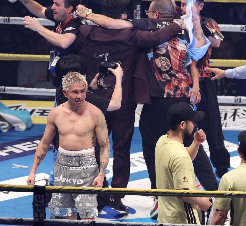 　判定で敗れ悔しがる井岡一翔（撮影・金田祐二）