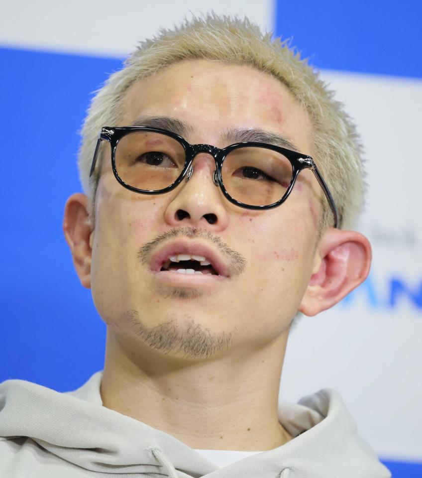 　試合後、会見する井岡一翔（撮影・吉澤敬太）