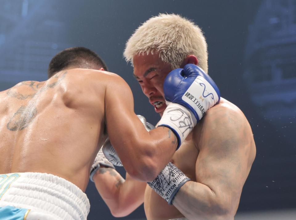 　３回、フェルナンド・マルティネス（左）の右フックを浴びる井岡一翔（撮影・吉澤敬太）