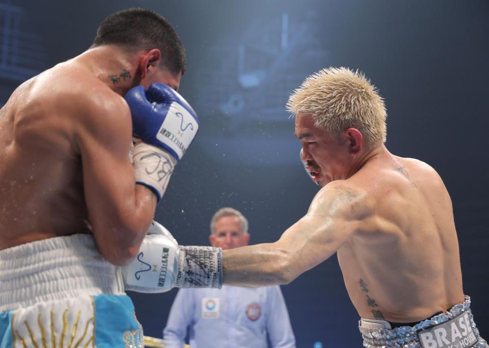 　９回、フェルナンド・マルティネス（左）に左ボディーを打ち込む井岡一翔（撮影・吉澤敬太）