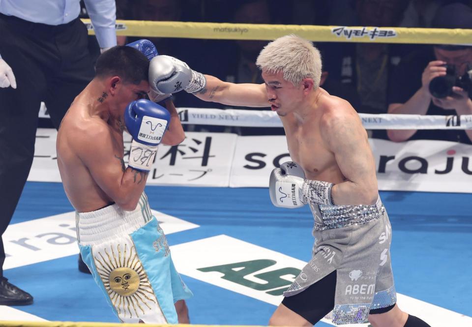 　３回、フェルナンド・マルティネスを攻める井岡一翔（撮影・金田祐二）