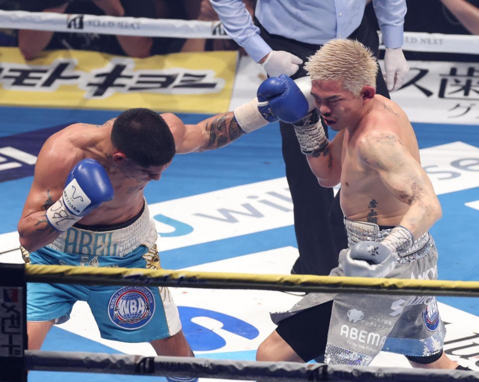　１０回、フェルナンド・マルティネスに左フックを受ける井岡一翔（撮影・金田祐二）