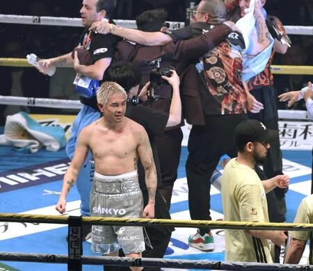 　判定で敗れ悔しがる井岡一翔（撮影・金田祐二）