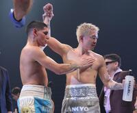 　試合後、勝者のフェルナンド・マルティネス（左）から健闘をたたえられる井岡一翔（撮影・吉澤敬太）